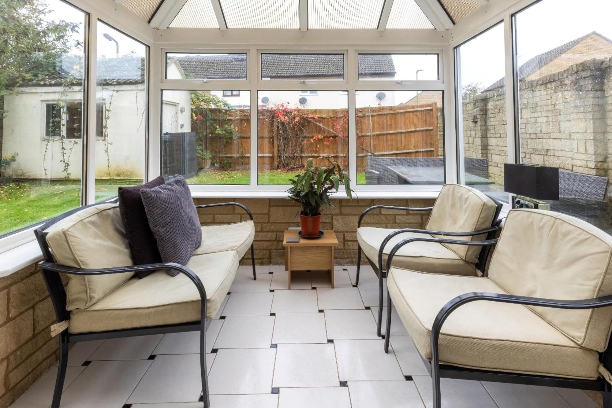 The Conifers Large Detached Home With Off Street Parking Witney Esterno foto