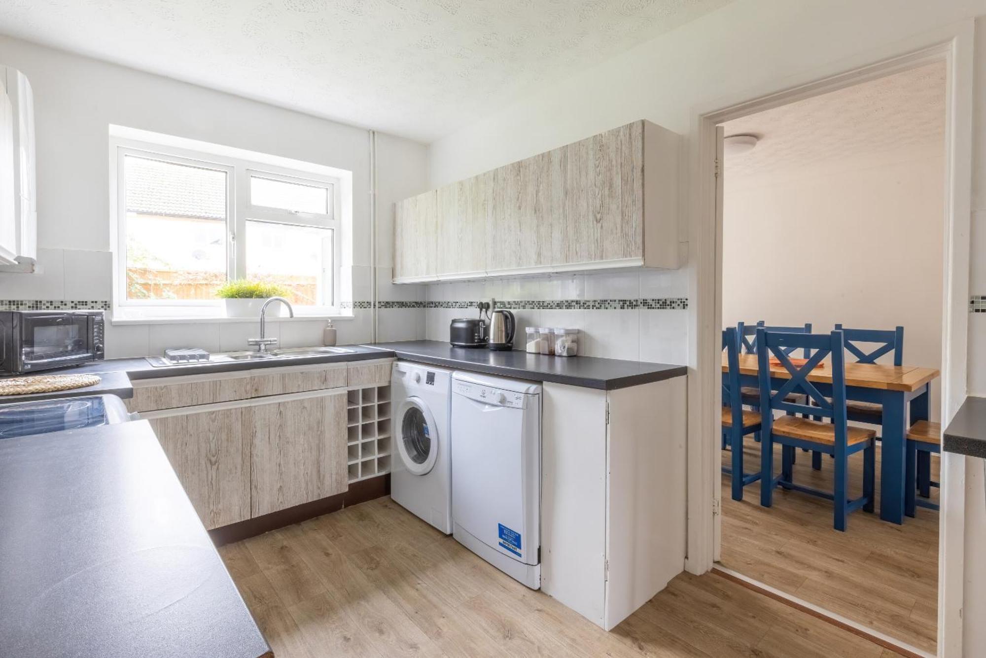 The Conifers Large Detached Home With Off Street Parking Witney Esterno foto