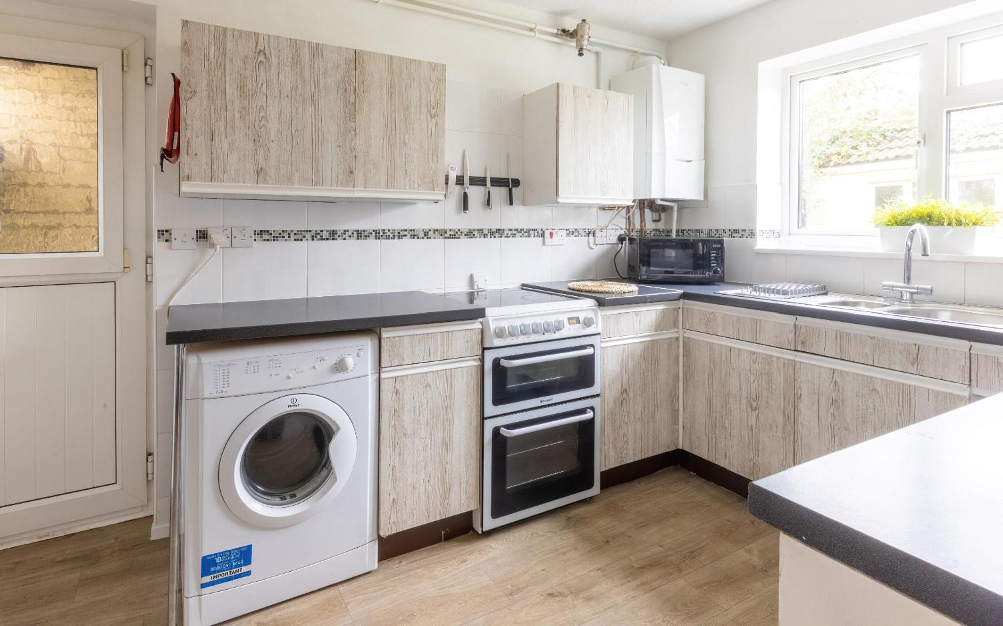 The Conifers Large Detached Home With Off Street Parking Witney Esterno foto