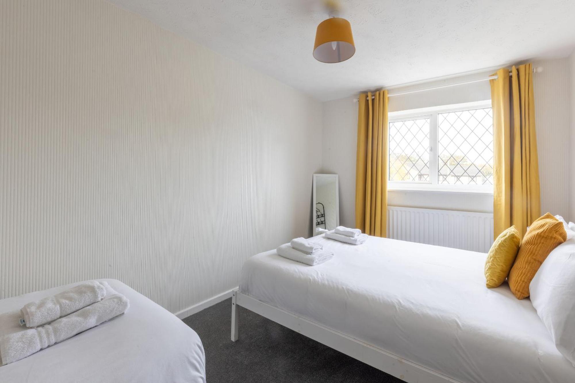 The Conifers Large Detached Home With Off Street Parking Witney Esterno foto