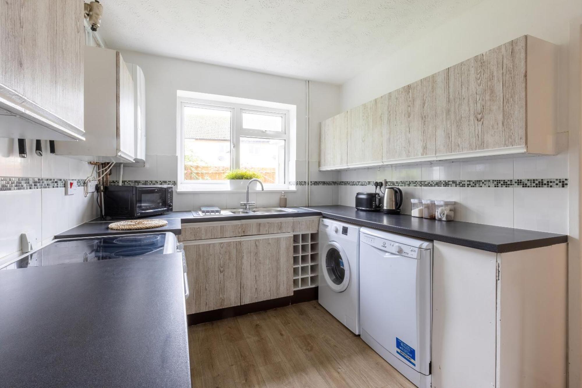 The Conifers Large Detached Home With Off Street Parking Witney Esterno foto