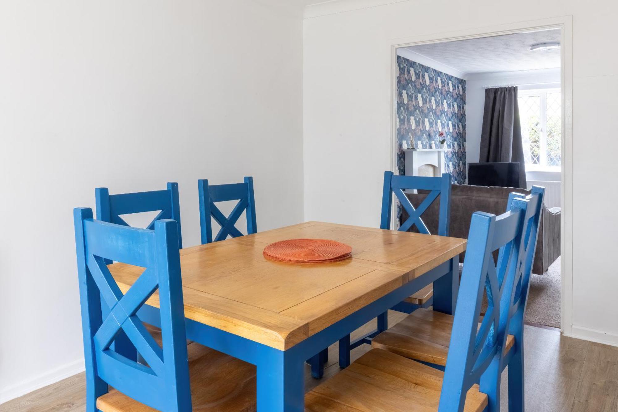 The Conifers Large Detached Home With Off Street Parking Witney Esterno foto