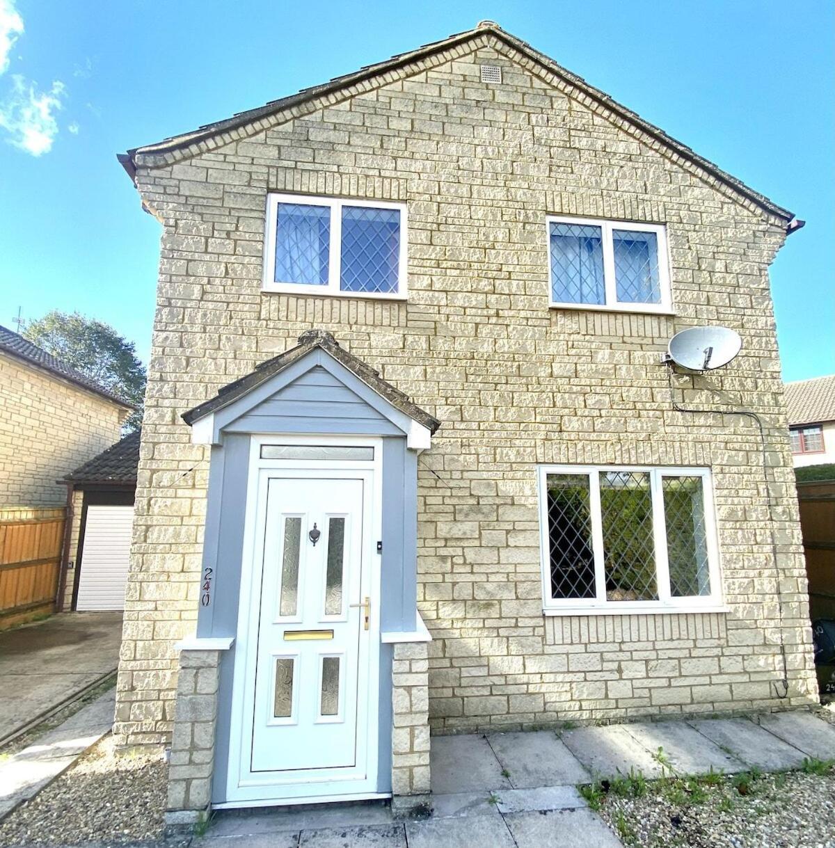 The Conifers Large Detached Home With Off Street Parking Witney Camera foto